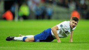 Gerrard se levanta en un partido de la selección inglesa